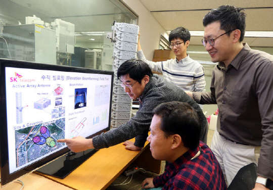 SK텔레콤은 한 개의 안테나로 두 개의 안테나 성능을 구현하는 '수직 빔포밍(Elevation Beamforming)' 기술을 국내 최초로 시연하며, 'LTE-A 프로'의 핵심기술 확보에 성공했다. 회사 직원들이 경기도 분당 소재 네트워크기술원에서 '수직 빔포밍' 기술을 테스트하고 있다. SK텔레콤 제공